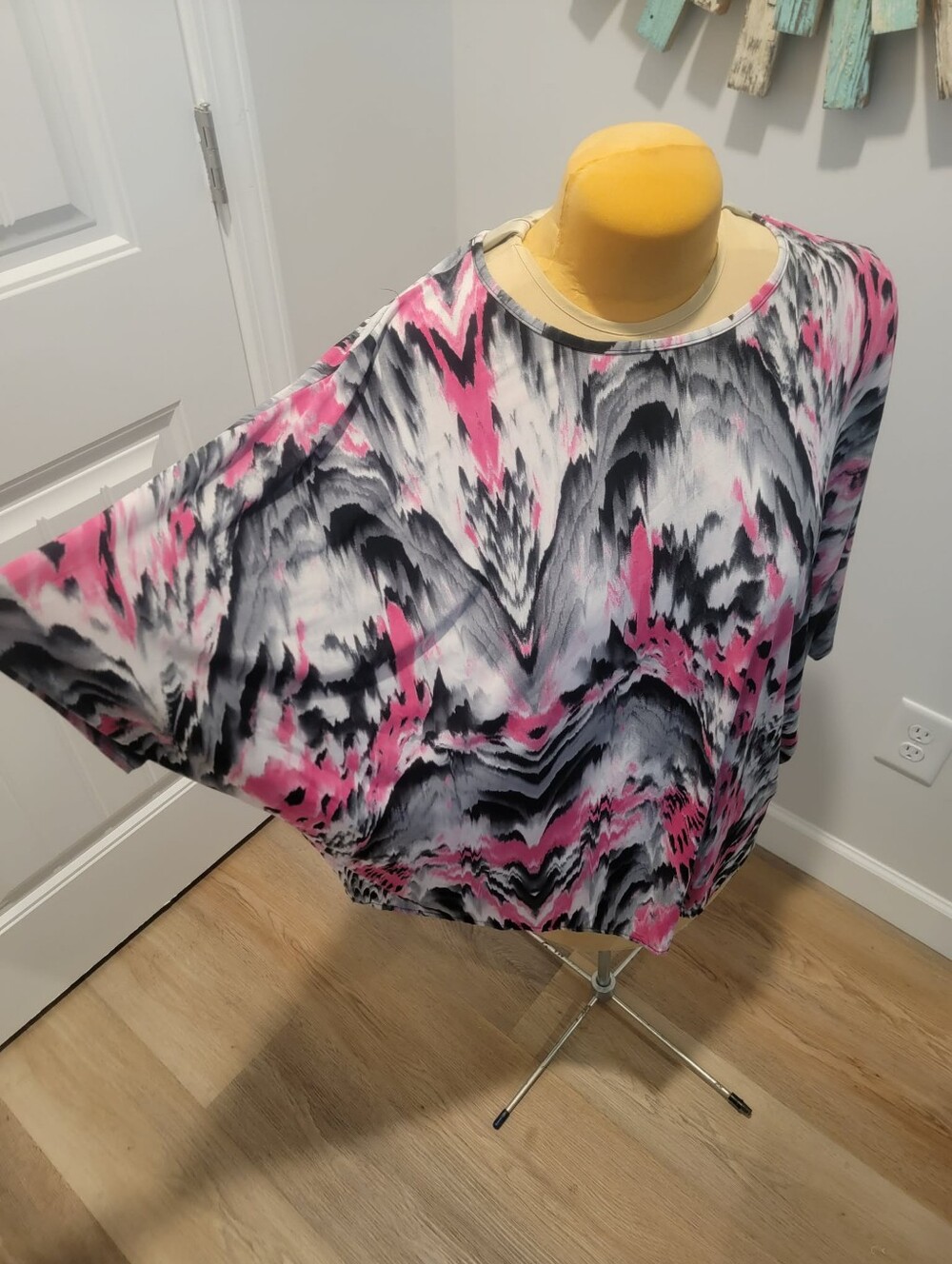 Southern Lady Size XL Pink, Black, White And Gray Tye Dye Look Crew Neck Tunic